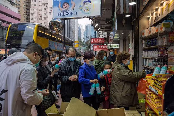 Gia dinh 9 nguoi o Hong Kong nhiem virus corona sau buoi an lau chung hinh anh 1 merlin_168463980_81d80606_97f5_4eaf_a75a_1aa35bfb7dbf_superJumbo_NYT.jpg