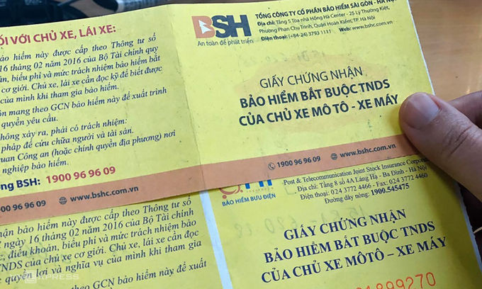 Bảo hiểm xe máy bắt buộc - loai giấy tờ người tham gia giao thông phải có. Ảnh: Anh Tú