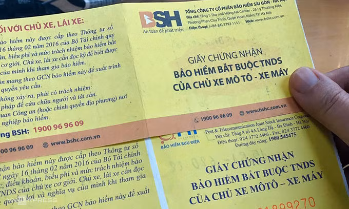 Bảo hiểm xe máy bắt buộc - loai giấy tờ người tham gia giao thông phải có. Ảnh: Anh Tú