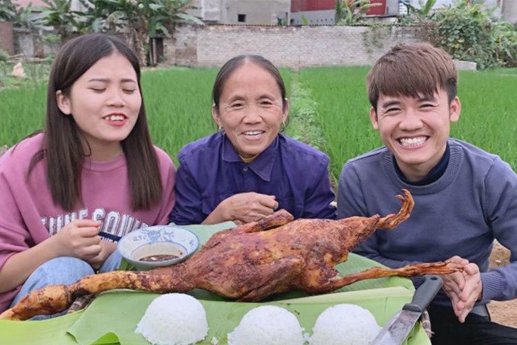 Gia dinh ba Tan kiem tien tu YouTube anh 1