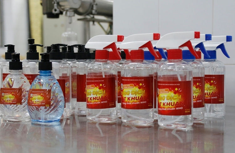 Nước sát khuẩn do giảng viên Đại học Bách khoa Hà Nội điều chế. Ảnh: Thanh Hằng