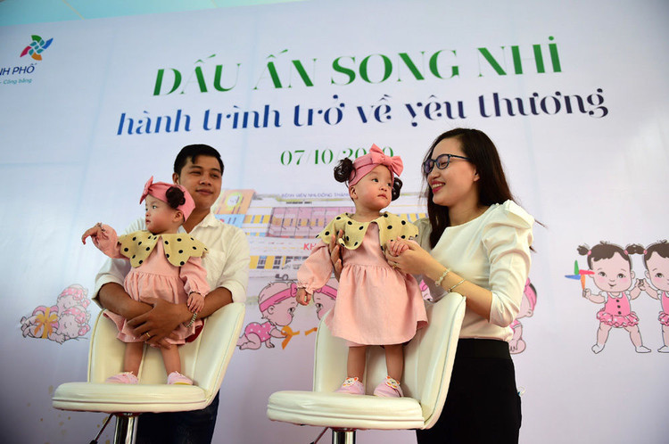 Hai bé Song Nhi xuất viện sau gần 3 tháng mổ tách dính thành công