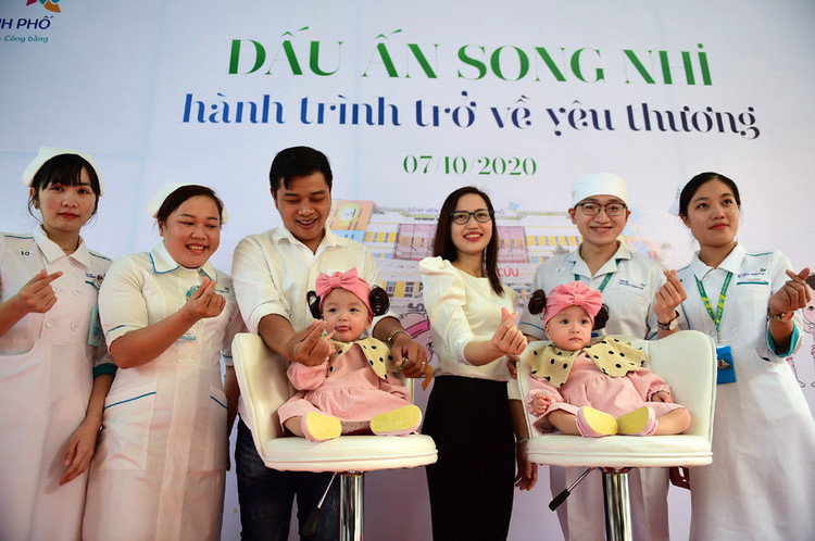 Hai bé Song Nhi xuất viện sau gần 3 tháng mổ tách dính thành công