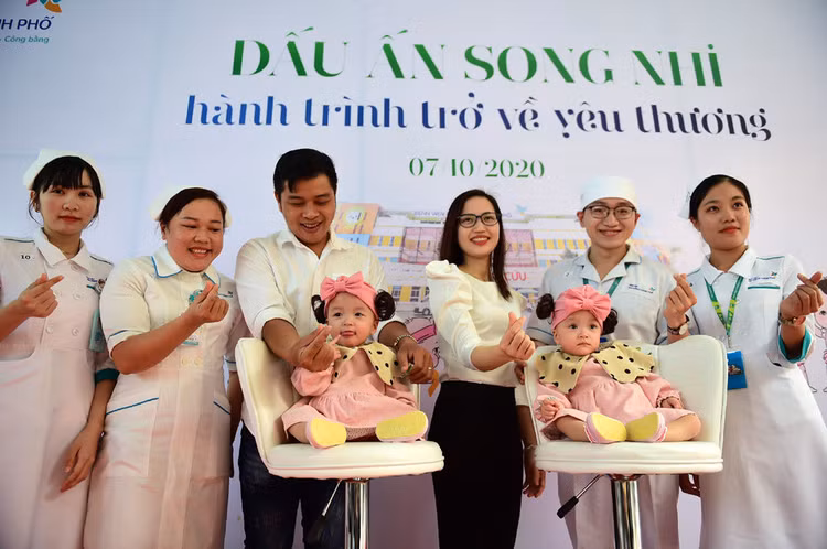 Hai bé Song Nhi xuất viện sau gần 3 tháng mổ tách dính thành công