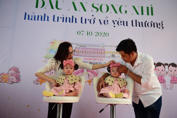 Hai bé Song Nhi xuất viện sau gần 3 tháng mổ tách dính thành công