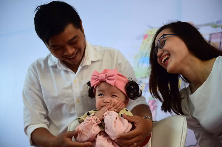 Hai bé Song Nhi xuất viện sau gần 3 tháng mổ tách dính thành công