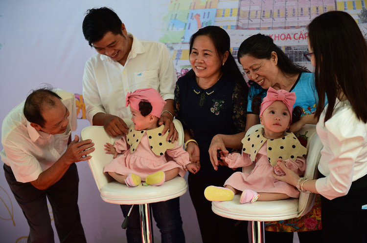 Hai bé Song Nhi xuất viện sau gần 3 tháng mổ tách dính thành công