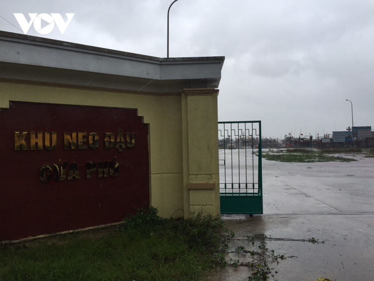 Cập nhật: Bão số 13 cuốn bay mái trường học, "nhổ" bật gốc cây, cuốn trôi nhà dân ảnh 19