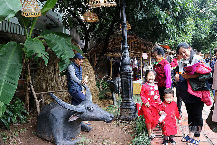 Hơn 50 thầy đồ hội tụ, Tết xưa được tái hiện ở Văn Miếu