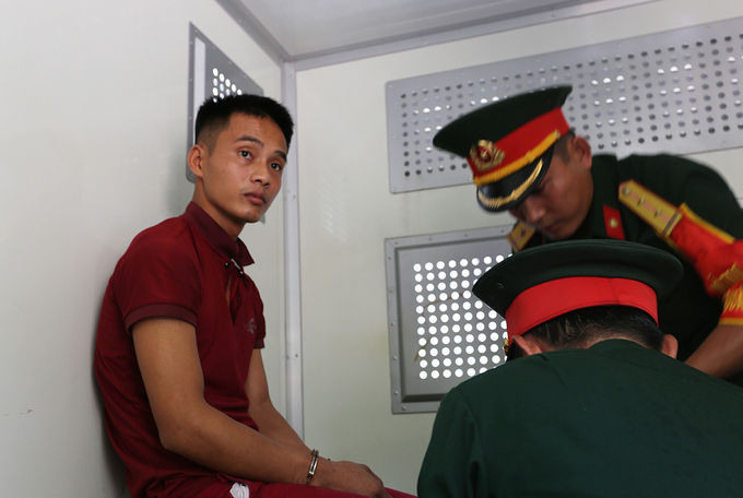 Triệu Quân Sự trong ngồi trong xe chuyên dụng đưa về trại tạm giam của quân đội. Ảnh: Đắc Thành.