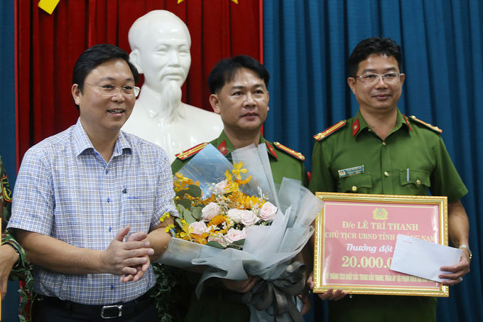 Chủ tịch tỉnh Quảng Nam Lê Trí Thanh thưởng nóng cho Công an thành phố Tam Kỳ. Ảnh: Đắc Thành.