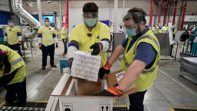 Những lô vaccine Pfizer đầu tiên tại Michigan được đóng kiện để phân phối đến cơ sở y tế, ngày 11/12. Ảnh: Press Pool