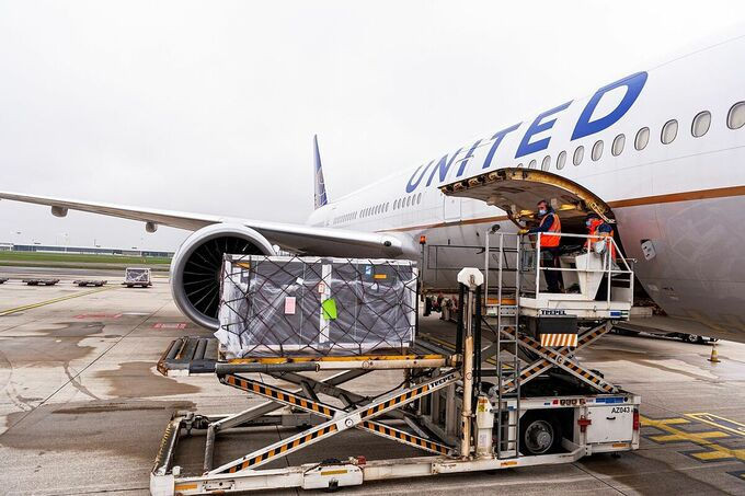 Lô vaccine được hãng hàng không United Airline chuyển từ Bỉ đến Mỹ, ngày 2/12. Ảnh: Reuters