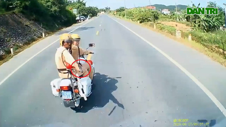 Cảnh sát giao thông dùng súng đạn nhựa trấn áp tài xế xe tải - 2