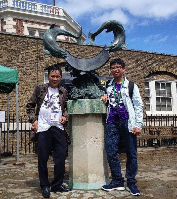 TS Trần Nam Dũng và học trò Vũ Đức Vinh trong chuyến tham dự kỳ thi Olympic Toán quốc tế 2019.