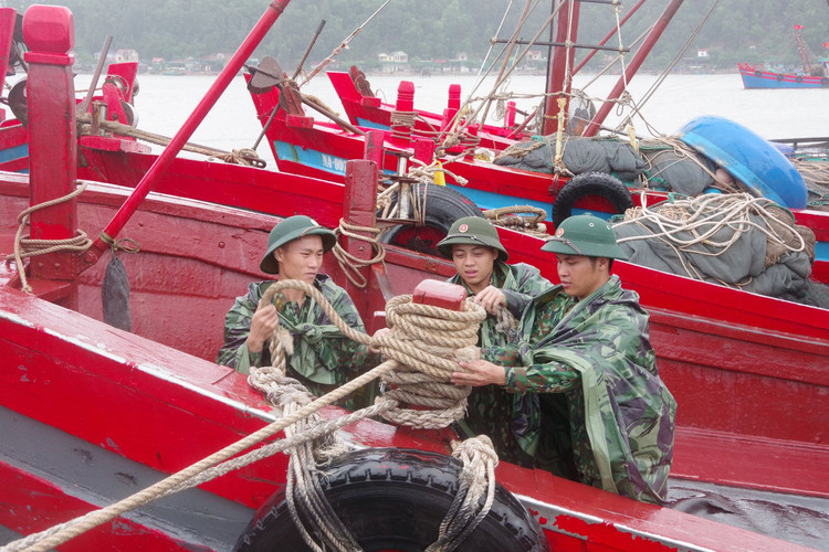 Tàu cá bị chìm do ảnh hưởng bão số 2 - 3