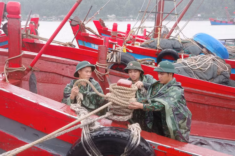 Tàu cá bị chìm do ảnh hưởng bão số 2 - 3