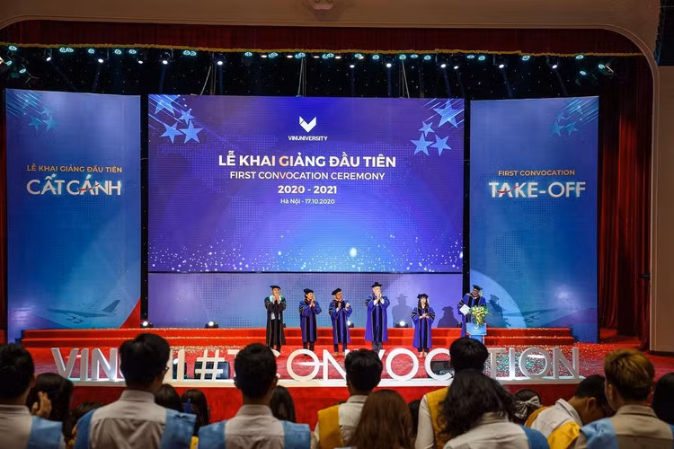 Hiệu trưởng Rohit Verma giới thiệu các Viện trưởng nhà trường, là những giáo sư tên tuổi từ các đại học hàng đầu thế giới quy tụ về VinUni.