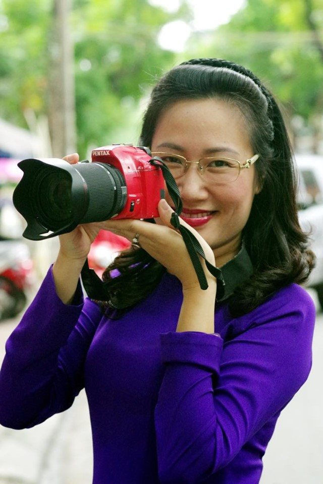 "Mỗi người tôi gặp đều khiến cho tôi thấy cuộc sống thêm phong phú. Mỗi miền đất tôi đi qua, mỗi sự kiện tôi tác nghiệp đều đọng lại trong tôi những cảm xúc, kỷ niệm khó phai. Tôi nghĩ là tôi được nhiều lắm từ nghề báo", nhà báo Nguyễn Hạnh.