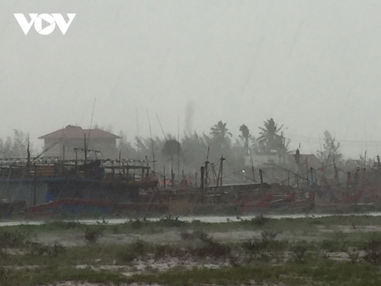 Cập nhật: Bão số 13 cuốn bay mái trường học, "nhổ" bật gốc cây, cuốn trôi nhà dân ảnh 21