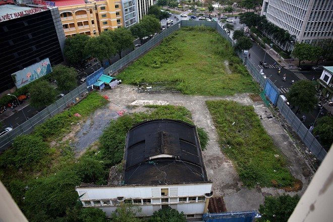 Khu đất 2-4-6 Hai Bà Trưng hiện đang bỏ hoang. Ảnh: Ngọc Dương