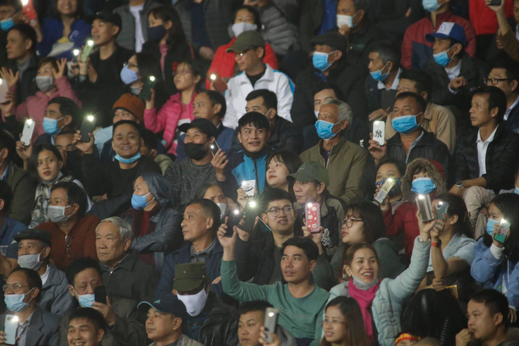 Choáng ngợp với sự cuồng nhiệt của CĐV Việt Nam tại Phú Thọ - 14