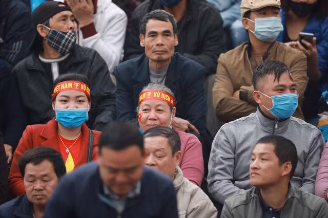 Choáng ngợp với sự cuồng nhiệt của CĐV Việt Nam tại Phú Thọ - 8