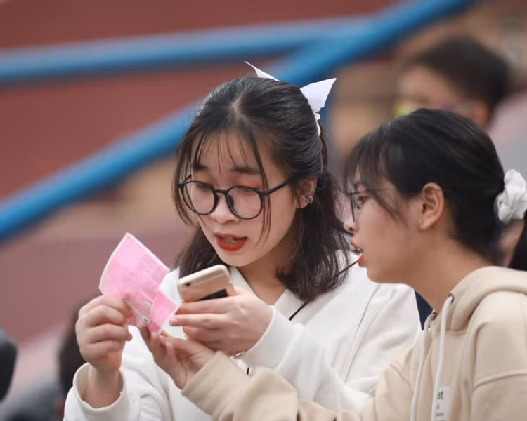 Choáng ngợp với sự cuồng nhiệt của CĐV Việt Nam tại Phú Thọ - 7