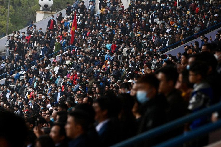 Choáng ngợp với sự cuồng nhiệt của CĐV Việt Nam tại Phú Thọ - 4