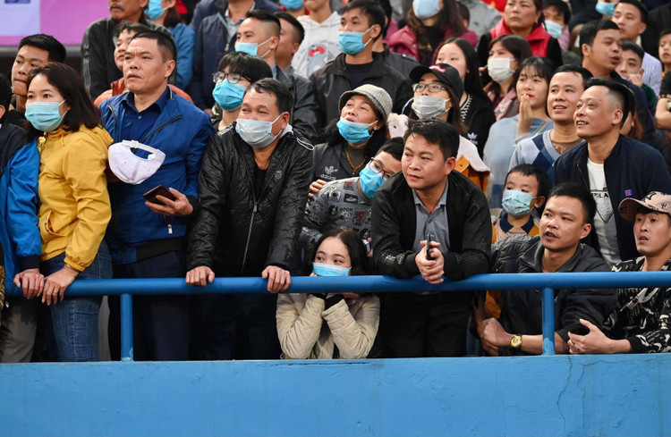 Choáng ngợp với sự cuồng nhiệt của CĐV Việt Nam tại Phú Thọ - 11