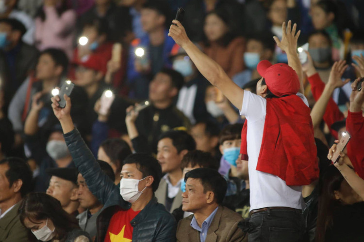 Choáng ngợp với sự cuồng nhiệt của CĐV Việt Nam tại Phú Thọ - 13