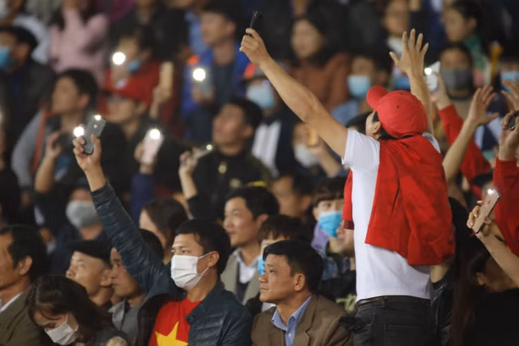 Choáng ngợp với sự cuồng nhiệt của CĐV Việt Nam tại Phú Thọ - 13