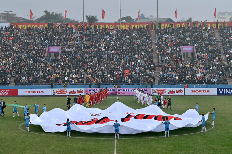 Choáng ngợp với sự cuồng nhiệt của CĐV Việt Nam tại Phú Thọ - 1