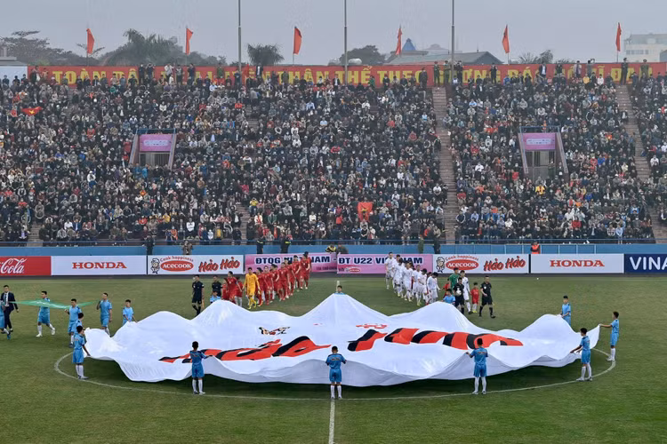 Choáng ngợp với sự cuồng nhiệt của CĐV Việt Nam tại Phú Thọ - 1