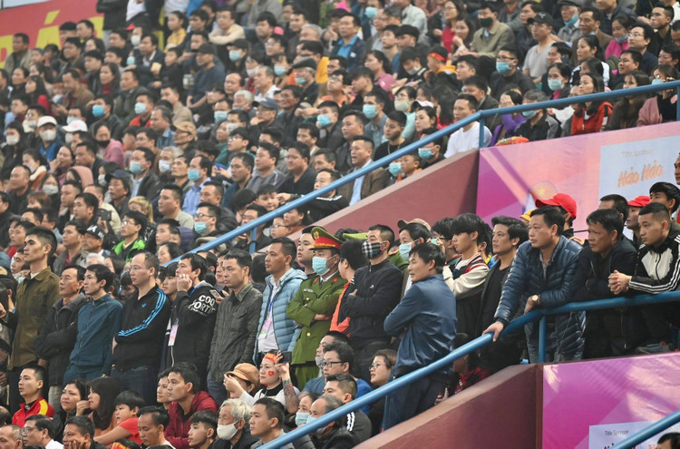 Choáng ngợp với sự cuồng nhiệt của CĐV Việt Nam tại Phú Thọ - 12
