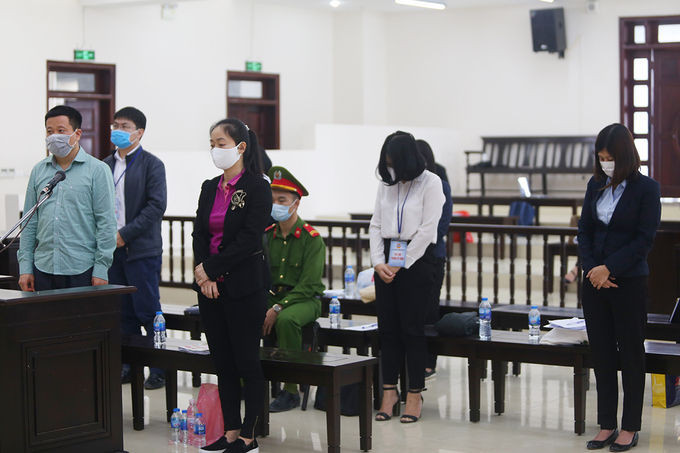 Các bị cáo đứng nghe đại diện VKS trình bày luận tội. Ảnh: Phạm Dự.