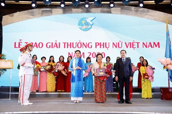 Ông Trần Thanh Mẫn, Chủ tịch Ủy ban Trung ương Mặt trận Tổ quốc Việt Nam và bà Hà Thị Nga, Chủ tịch Hội Liên hiệp Phụ nữ Việt Nam trao tặng Giải thưởng Phụ nữ Việt Nam 2020 cho Bà Nguyễn Thị Nga, Chủ tịch Tập đoàn BRG (đứng giữa).