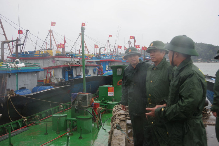 Tàu cá bị chìm do ảnh hưởng bão số 2 - 5