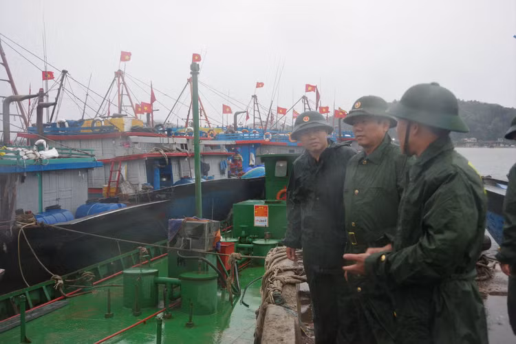 Tàu cá bị chìm do ảnh hưởng bão số 2 - 5