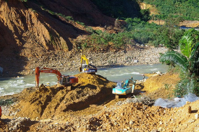 Cận cảnh những khối bê tông ‘khủng’ nghi vùi lấp nạn nhân mất tích ở Rào Trăng 3 - ảnh 10