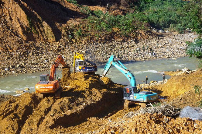 Cận cảnh những khối bê tông ‘khủng’ nghi vùi lấp nạn nhân mất tích ở Rào Trăng 3 - ảnh 9