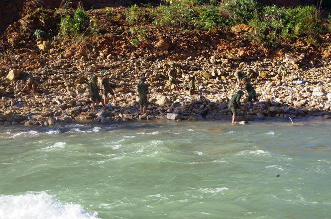 Cận cảnh những khối bê tông ‘khủng’ nghi vùi lấp nạn nhân mất tích ở Rào Trăng 3 - ảnh 11