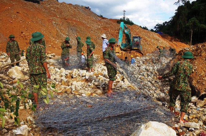 Cận cảnh những khối bê tông ‘khủng’ nghi vùi lấp nạn nhân mất tích ở Rào Trăng 3 - ảnh 5