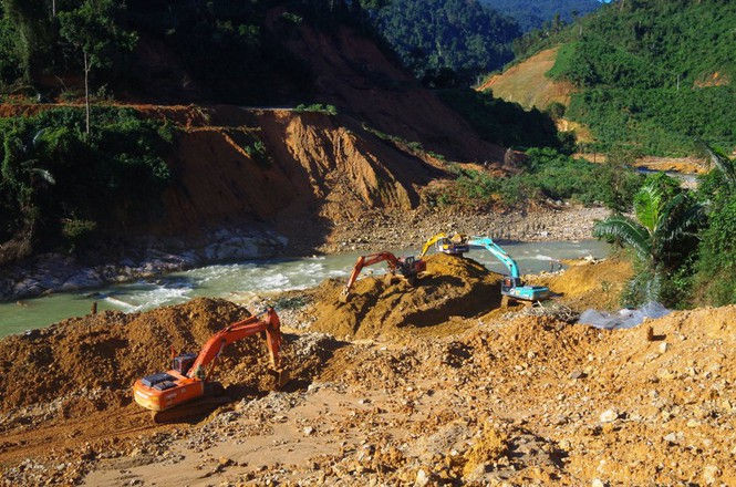 Cận cảnh những khối bê tông ‘khủng’ nghi vùi lấp nạn nhân mất tích ở Rào Trăng 3 - ảnh 8