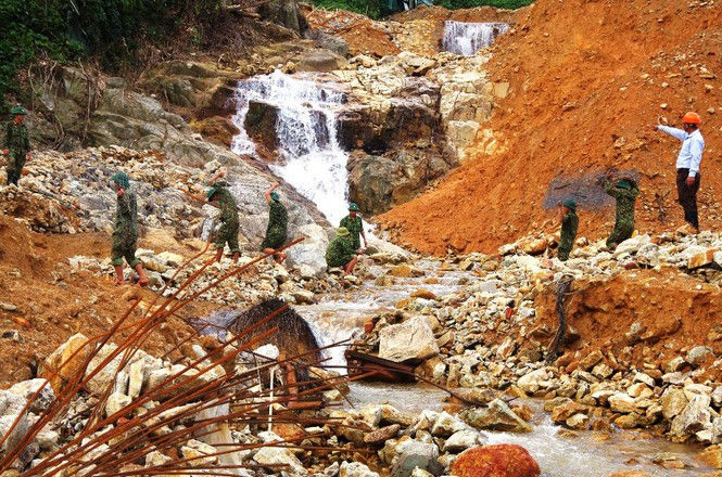 Cận cảnh những khối bê tông ‘khủng’ nghi vùi lấp nạn nhân mất tích ở Rào Trăng 3 - ảnh 6