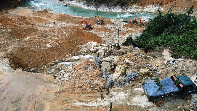 Cận cảnh những khối bê tông ‘khủng’ nghi vùi lấp nạn nhân mất tích ở Rào Trăng 3 - ảnh 7