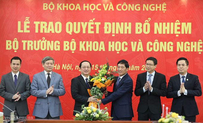 Các thứ trưởng Bộ Khoa học và Công nghệ Bùi Thế Duy, Phạm Công Tạc, Trần Văn Tùng, Lê Xuân Định và Nguyễn Hoàng Giang (từ trái qua) chúc mừng Bộ trưởng Huỳnh Thành Đạt. Ảnh: Ngọc Thành.