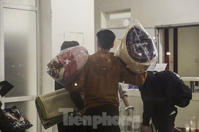 Lấy 3 tòa nhà làm khu cách ly, sinh viên ở Mỹ Đình di dời trong đêm - ảnh 10