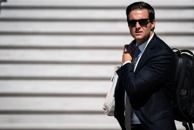 canh tay phai cua Trump anh 1