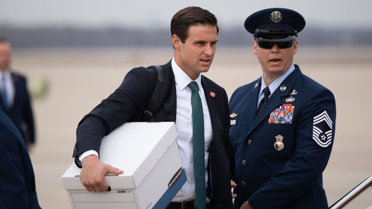 canh tay phai cua Trump anh 4